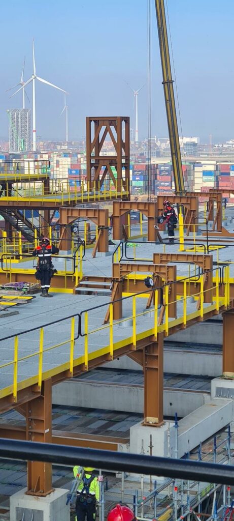 Veiligheidsmedewerker op locatie voor inspectie